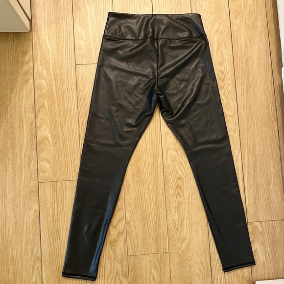 Hollister Ultra High Rise 28” Faux Vegan Leather Leggings Black Stretch Medium - Picture 10 of 12